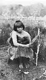 Junge Frau beim Spinnen